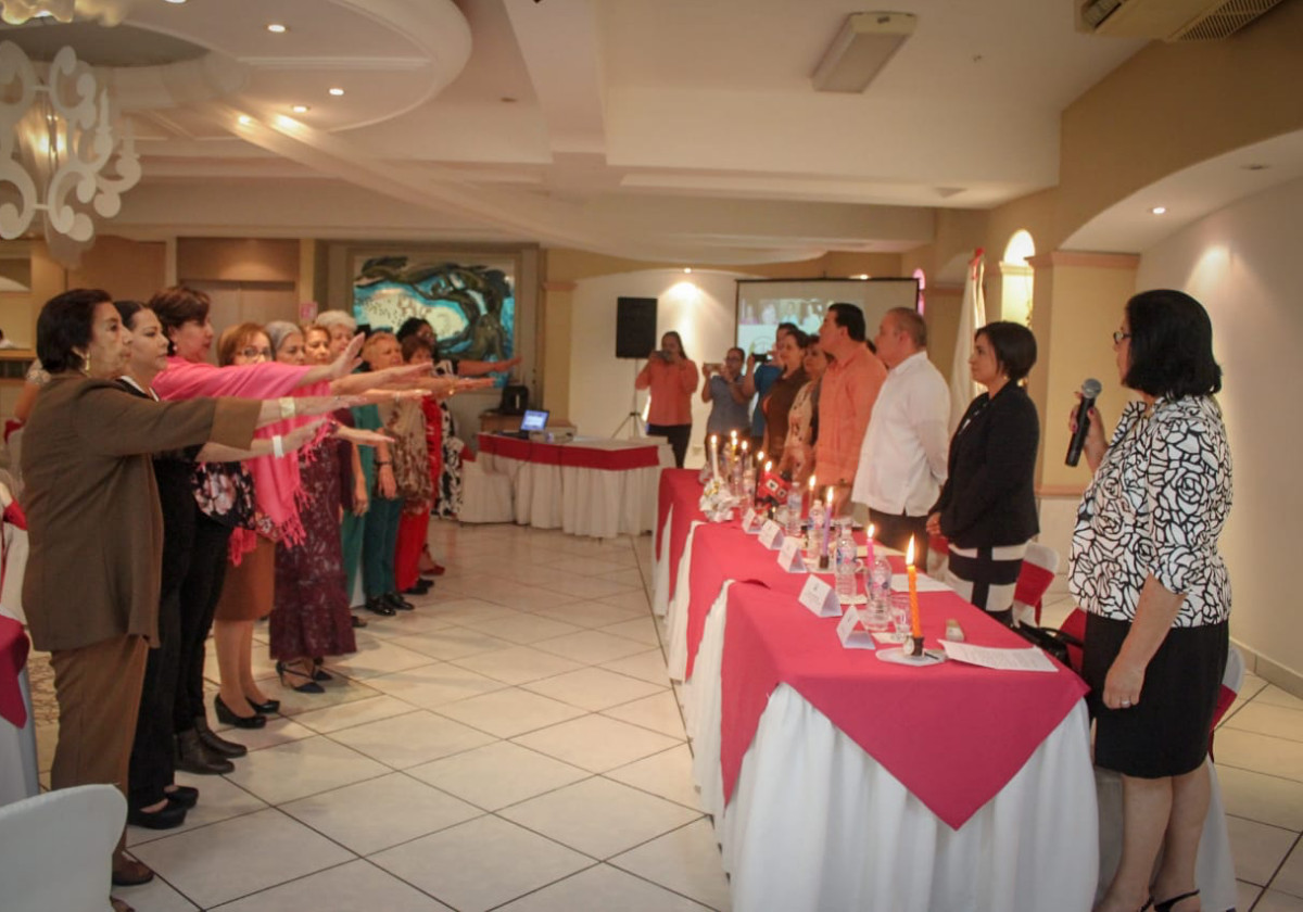 Ceremonia de Velas y cambio de mesa directiva del Club La Paz en Baja California Sur.