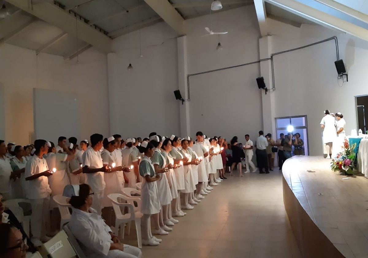 Ceremonia Paso de la Luz e imposición  de Cofias y Gafetes