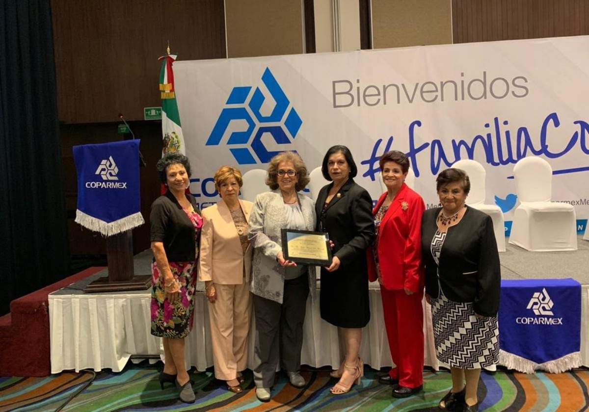 Coparmex Metropolitano reconoce a la Sra. Ma.Luisa Herrera de Moncada, Ex Presidenta Nacional de la FMPNM, A. C.