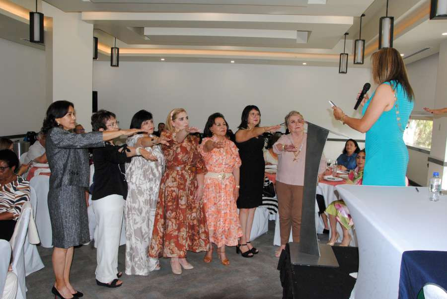 Realiza cambio de mesa directiva Asociación de Mujeres Profesionistas y de Negocios de Tijuana